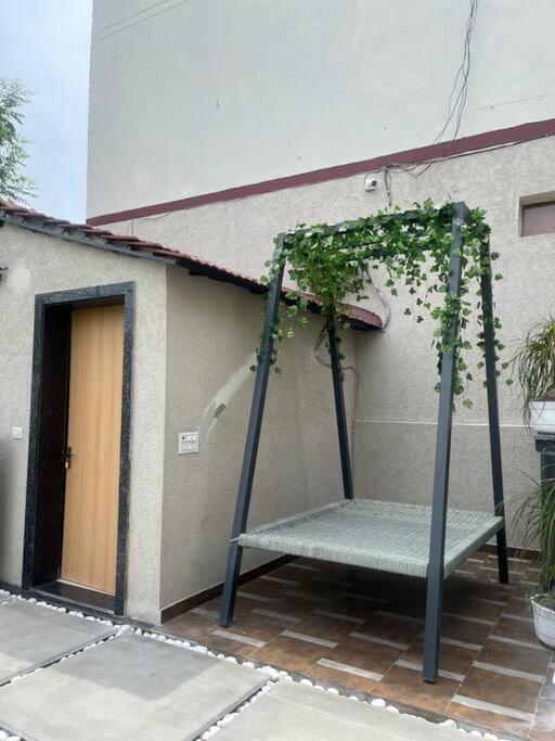 ג'איפור Saiba Outhouse- 4 Bed Room- Pool- Theatre- Partyhall- Garden & Terrace Sitting Area מראה חיצוני תמונה