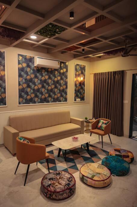 ג'איפור Saiba Outhouse- 4 Bed Room- Pool- Theatre- Partyhall- Garden & Terrace Sitting Area מראה חיצוני תמונה