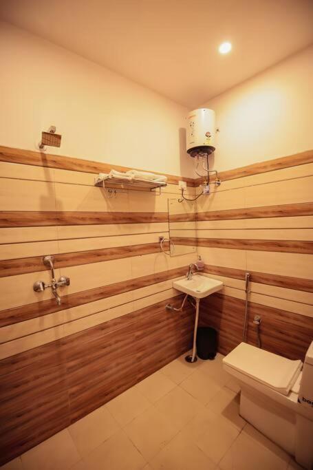 ג'איפור Saiba Outhouse- 4 Bed Room- Pool- Theatre- Partyhall- Garden & Terrace Sitting Area מראה חיצוני תמונה