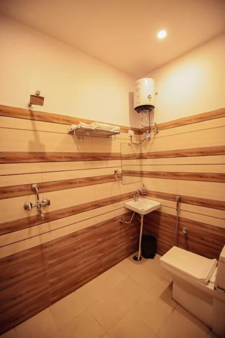 ג'איפור Saiba Outhouse- 4 Bed Room- Pool- Theatre- Partyhall- Garden & Terrace Sitting Area מראה חיצוני תמונה
