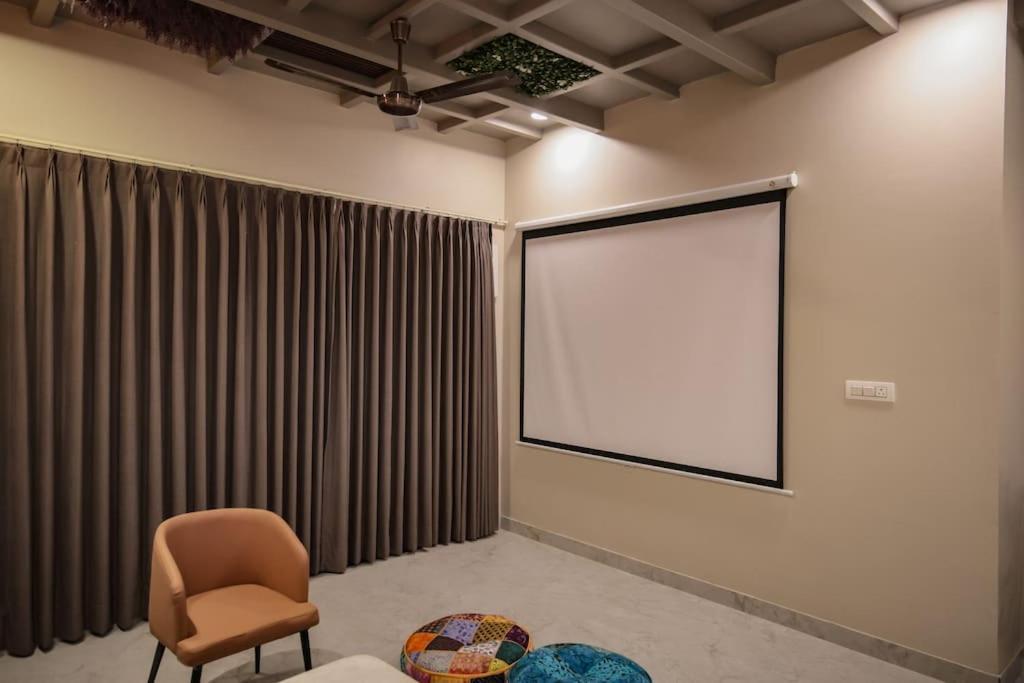 ג'איפור Saiba Outhouse- 4 Bed Room- Pool- Theatre- Partyhall- Garden & Terrace Sitting Area מראה חיצוני תמונה