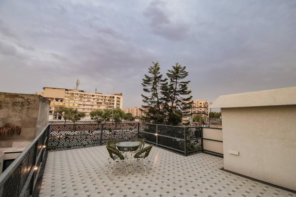 ג'איפור Saiba Outhouse- 4 Bed Room- Pool- Theatre- Partyhall- Garden & Terrace Sitting Area מראה חיצוני תמונה
