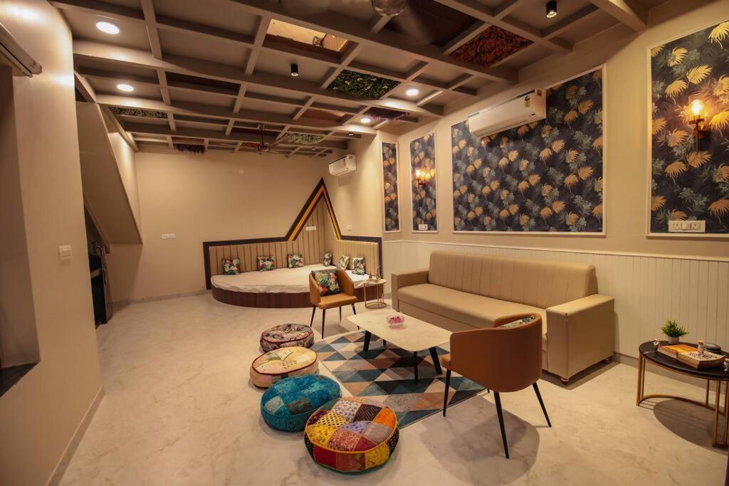 ג'איפור Saiba Outhouse- 4 Bed Room- Pool- Theatre- Partyhall- Garden & Terrace Sitting Area מראה חיצוני תמונה