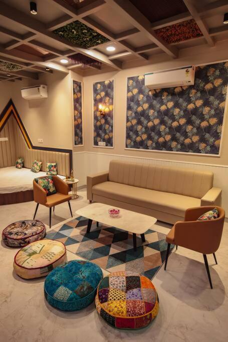 ג'איפור Saiba Outhouse- 4 Bed Room- Pool- Theatre- Partyhall- Garden & Terrace Sitting Area מראה חיצוני תמונה